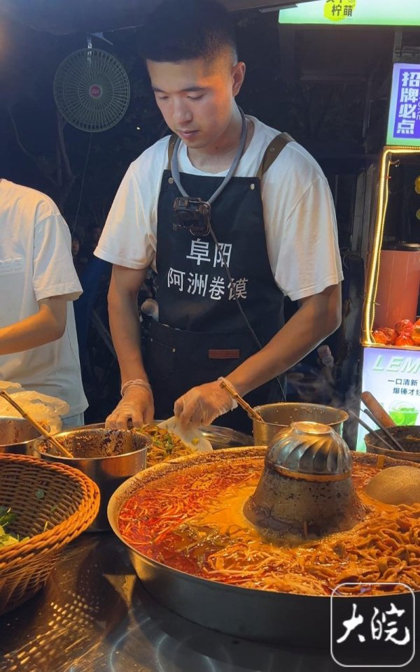 配资公司是怎么运作的 “97年”安徽小伙在杭州卖卷馍 两个摊位日营业额约4000元