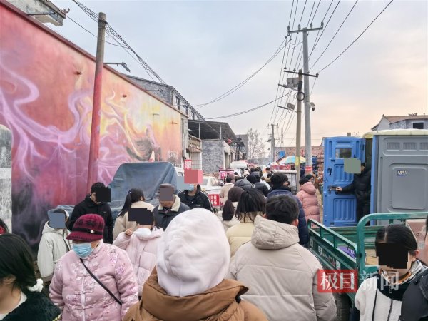 十大炒股配资平台 河南“天安门”墙画村元旦涌进5万人，村里不收摊位费，村小卖部营业额翻了10倍