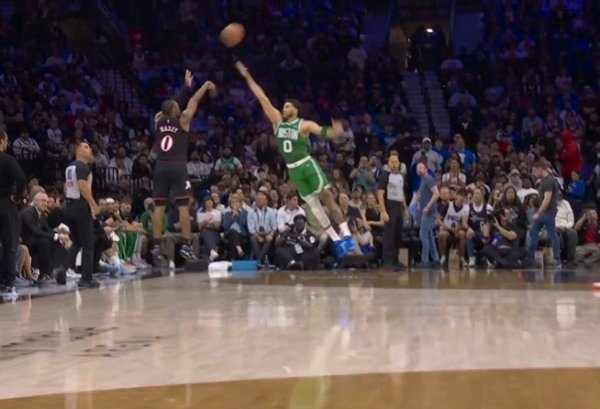 配资资讯服务网 艾弗森起身鼓励！马克西三分再中 76人轰出12-0攻击波反超绿军